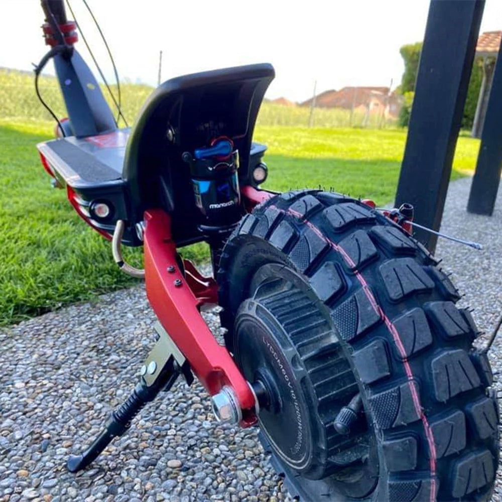 Pneu tout-terrain 10x3-6 monté sur une trottinette, en extérieur sur gravier