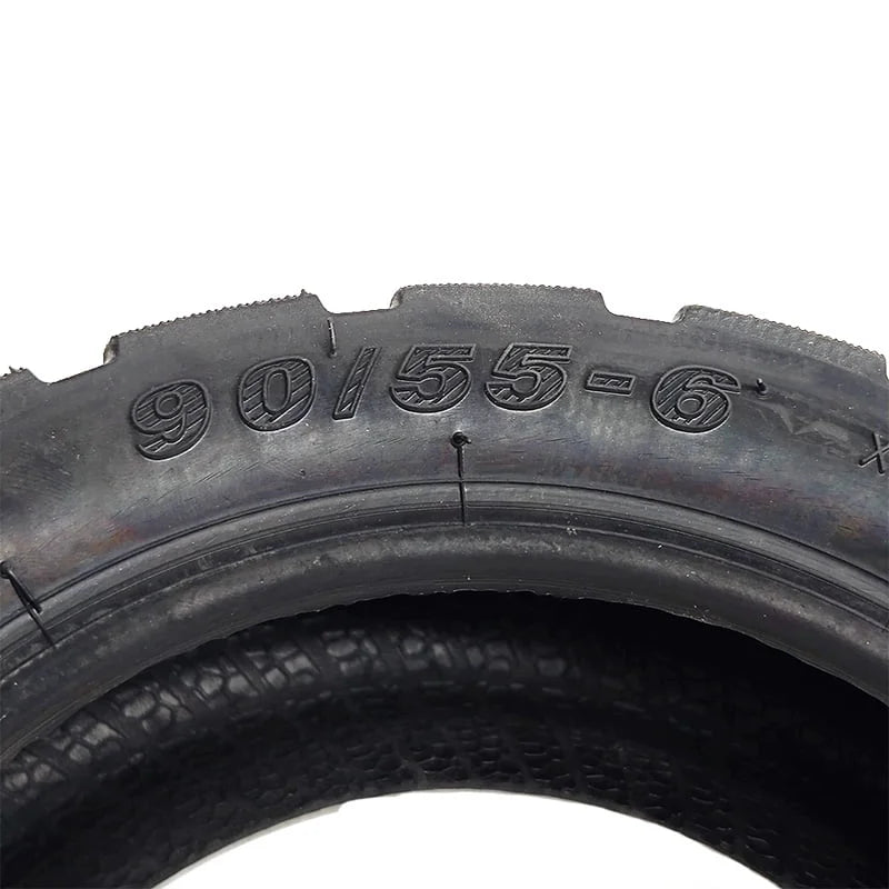 Gros plan des crampons du pneu 90/55-6 off-road