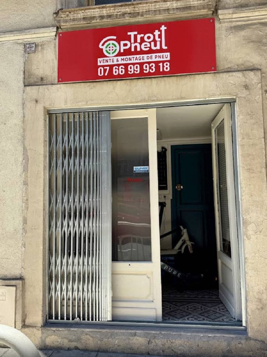 Charger la vidéo : Vidéo atelier Trott Pneu – service rapide et professionnel de montage et réparation de pneus de trottinettes électriques à Nice.