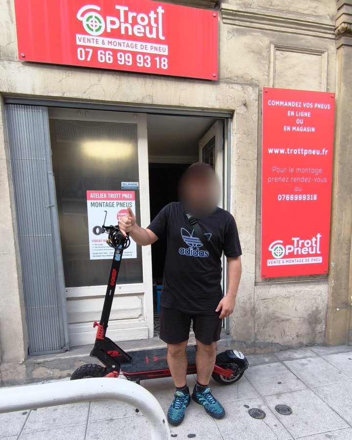 Client avec sa trottinette électrique devant l'atelier Trott Pneu à Nice