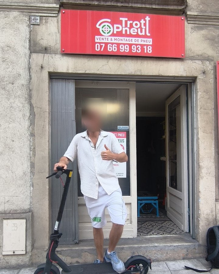 Client devant l'atelier Trott Pneu à Nice avec sa trottinette électrique