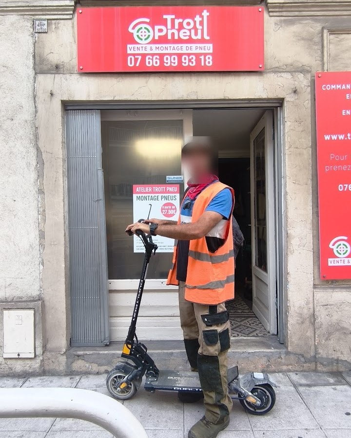 Client devant l'atelier Trott Pneu, 2 rue Alfred Binet à Nice